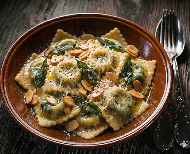 Ravioles de verdura con mantequilla de almendras y salvia